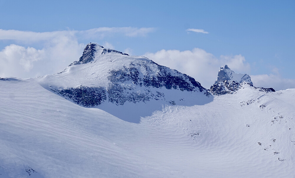 Nyheitinden og Gjuratinden.