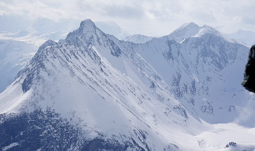 Fra toppen mot bl.a. Hoemtinden og Hauduken