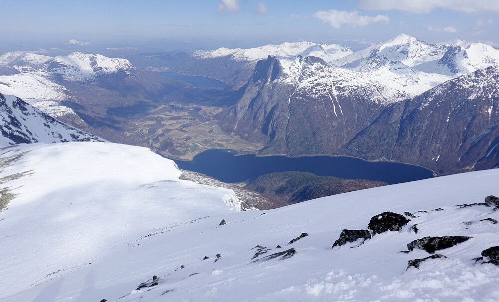 Eikesdalsvatnet og kjente fjell som Goksøyra og Skjorta.