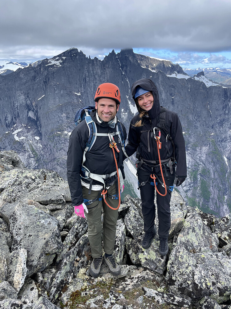 Niklas Dyrhaug og samboeren Frida på toppen av Romsdalshornet.