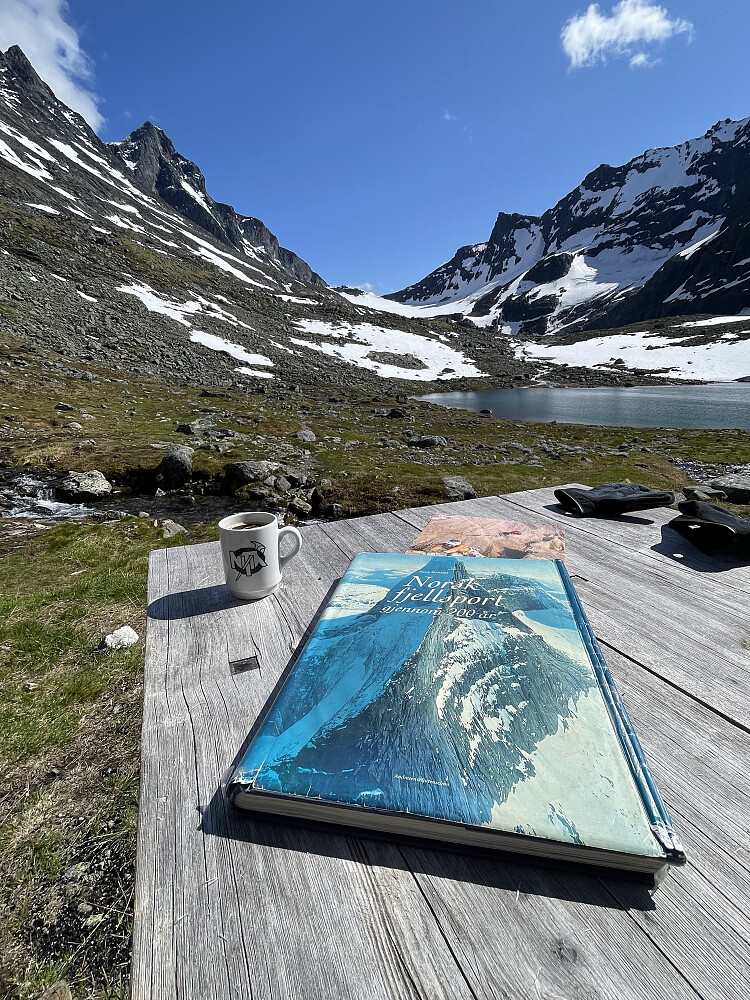 Lektyre og kaffe på Skagadalshytta.