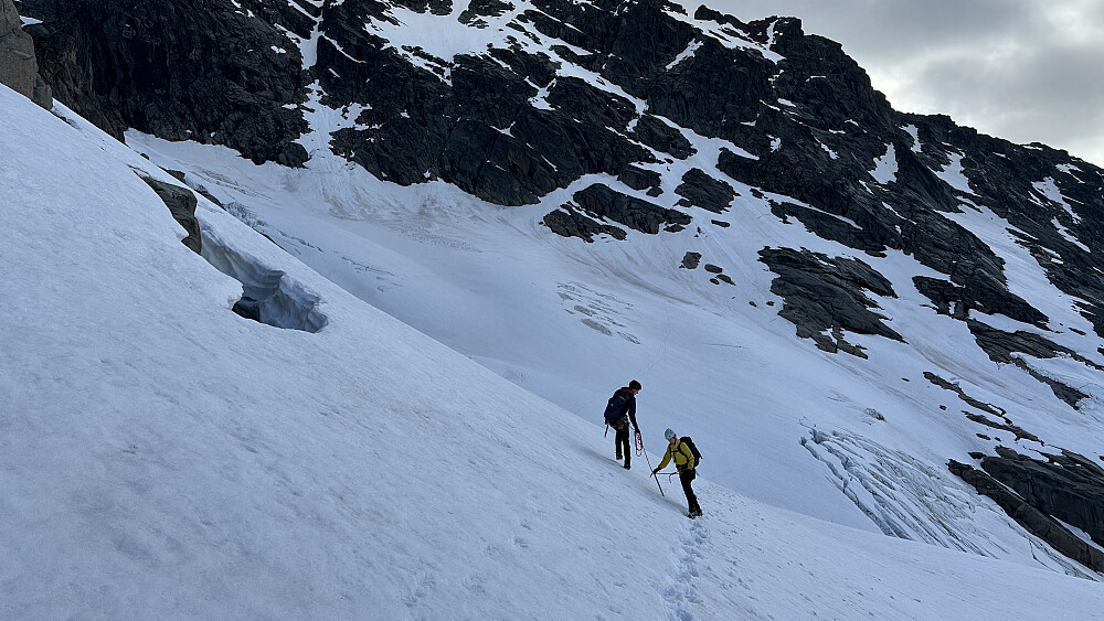 Bratt snøflanke bort til innsteget på Slingsbybreen.