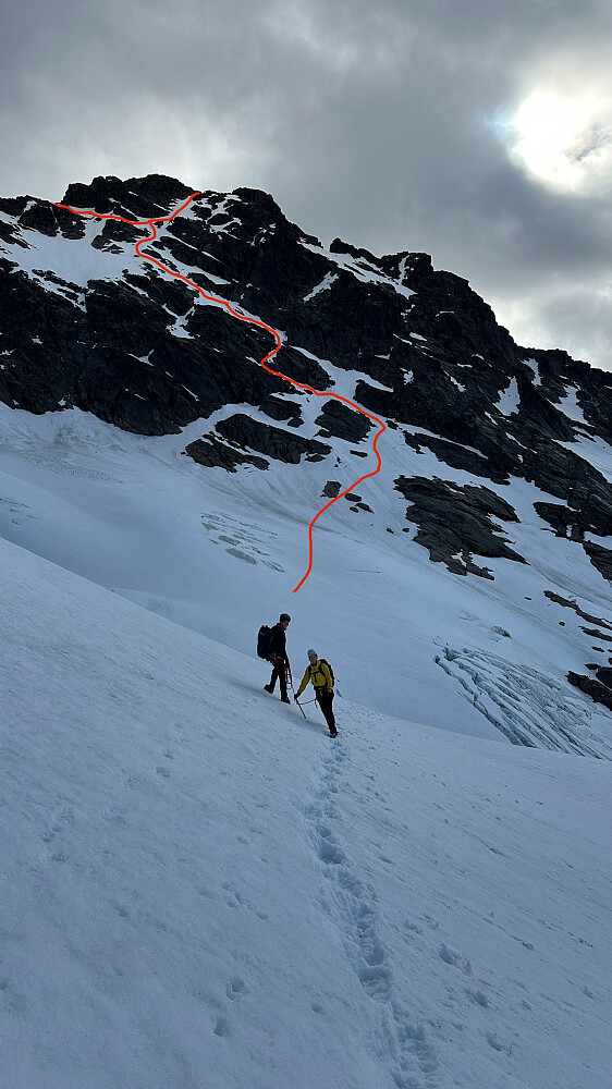 Inntegnet direkteruta fra Slingsbybreen og opp mot Nørdre Maradalstinden. Merk at denne er best å benytte tidlig på sesongen med snø i flanken.