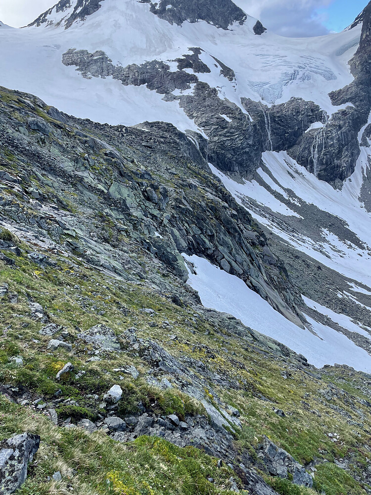 Ringsbotn. Bak snøfeltet ser det ut til å være et slags tråkk.