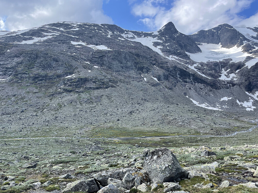 Gjertvassdalen. Krysset elva nede på sletta.