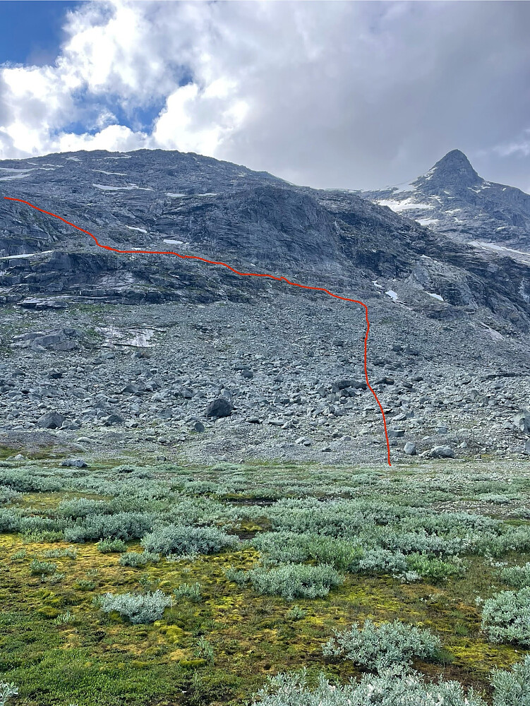 Oppstigning fra Gjertvasselvi. Legg merke til rød stein man tar sikte mot i ura før svingen.