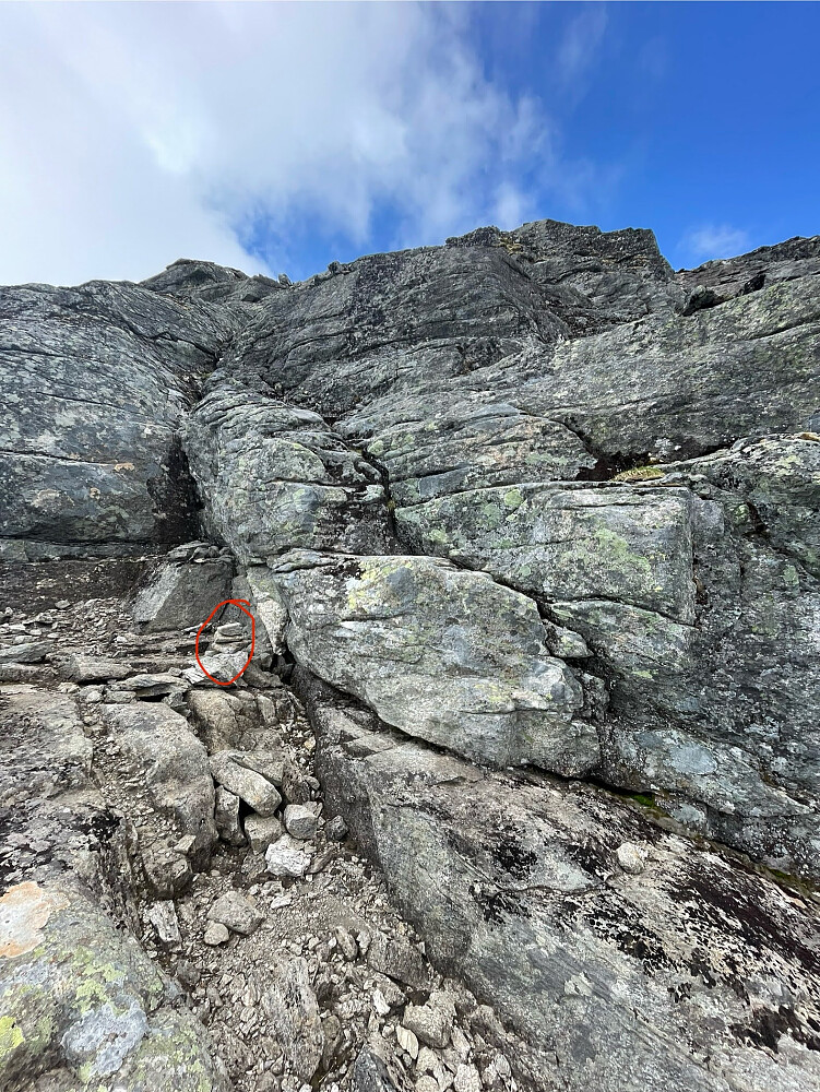 Et av de utfordrende punkter mot 1982-toppen. Er en varde man kan stå på med rød sirkel.