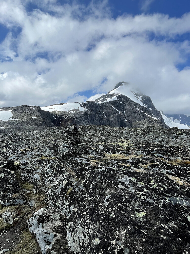 Hovedtoppen på Gjertvasstinden kommer til syne.