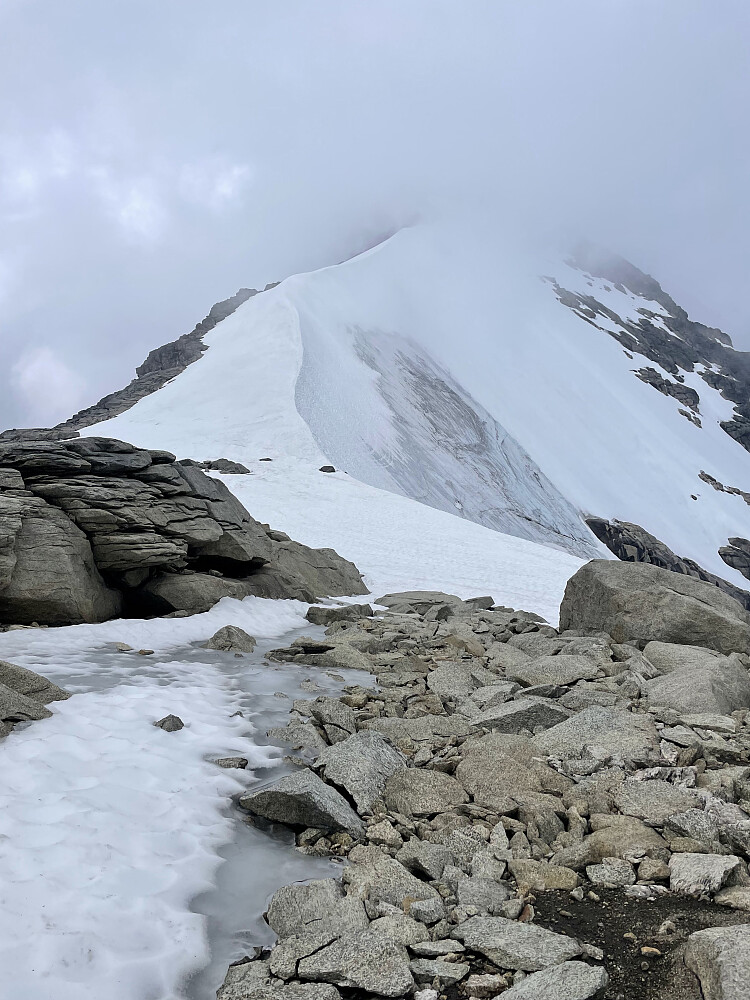 Snøryggen opp mot Gjertvasstinden. Fin å følge i dag.
