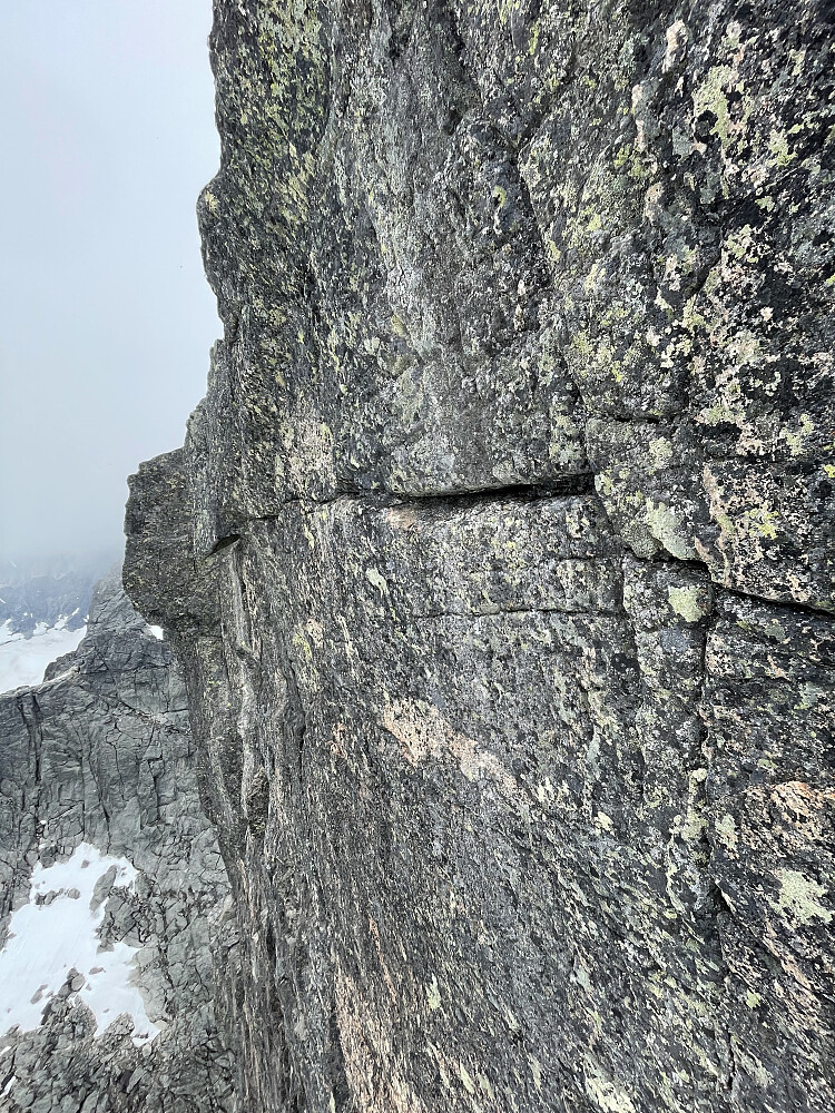 Fint riss å sikre port-a-ledge i sørveggen på Gjertvasstinden. Størrelse #3-#4 Camalot.