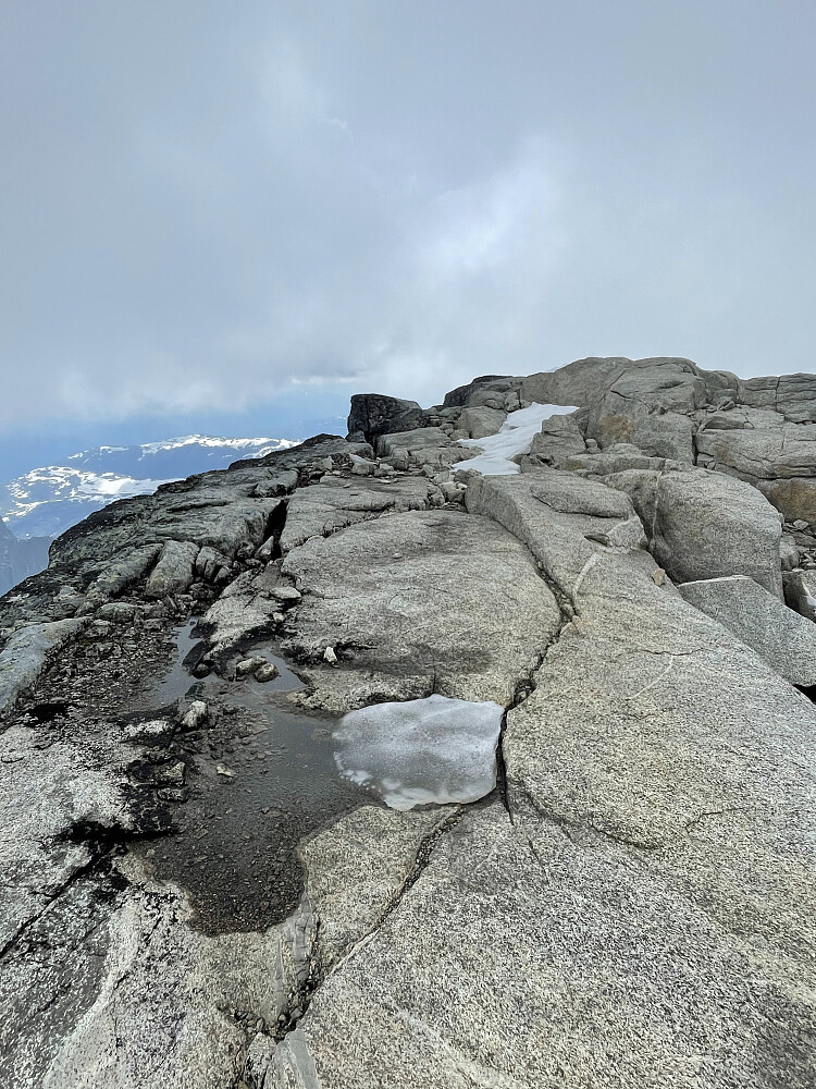 Fine soveplasser på Gjertvasstinden.