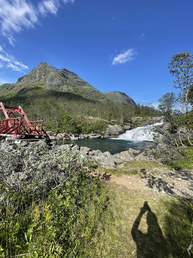 Et etterlengtet bad i kulpen i Skogadøla!