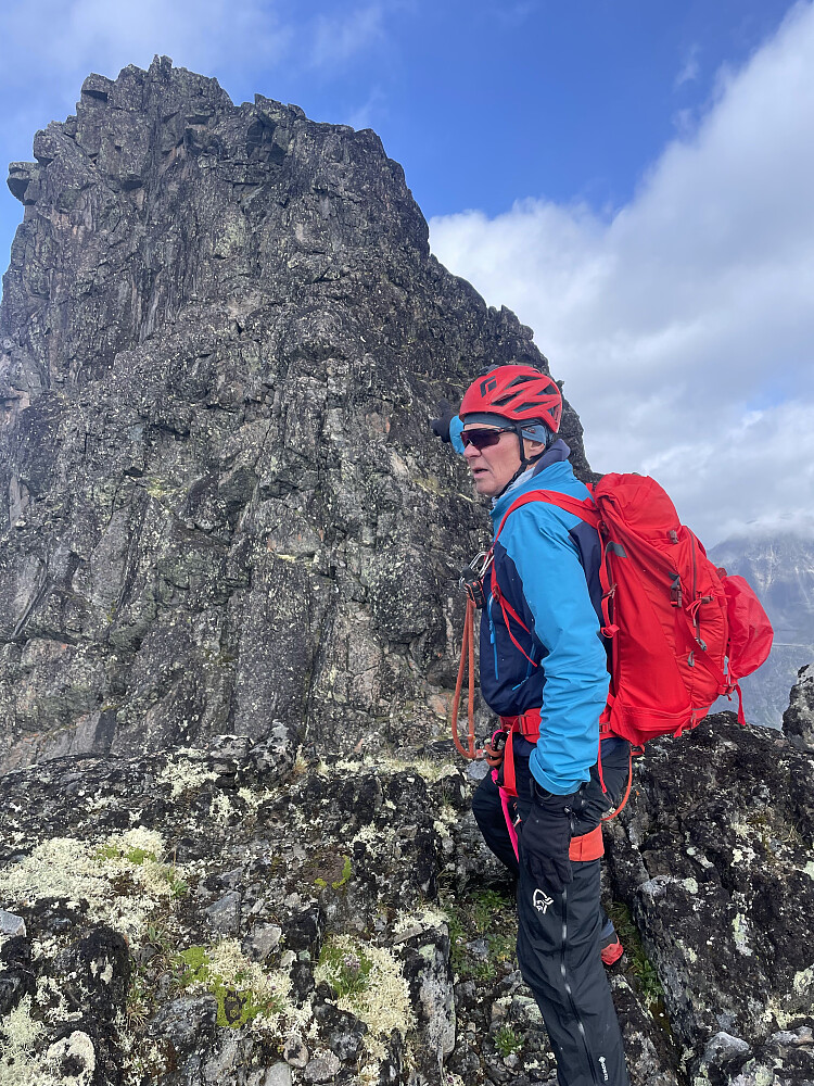 Terje peker på klatringen opp til Eggen (grad 2-3).