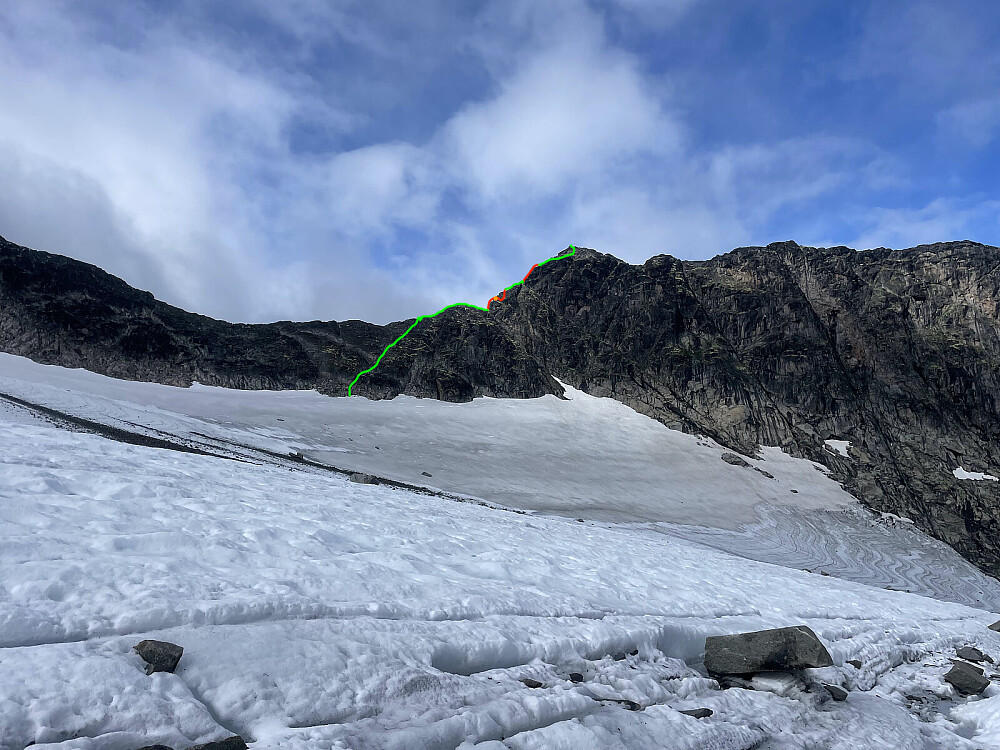 Omtrentlig trasé fra breen til toppen. Grønn er vandring/klyving uten tau, og rødt er klatring med tau. Oransje prikk er standplass.