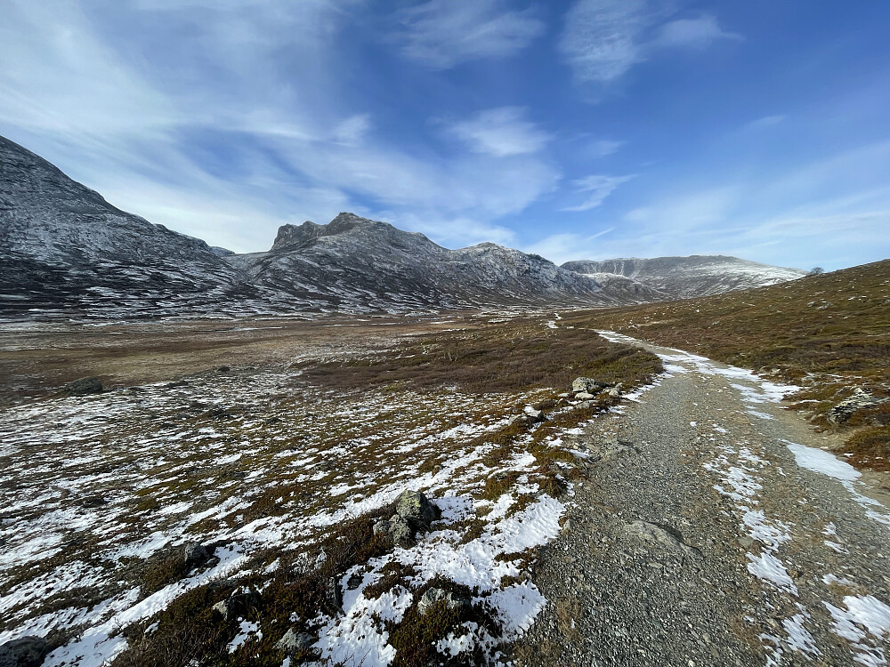 Mot Finnshalspiggen og Eisteinhovde.