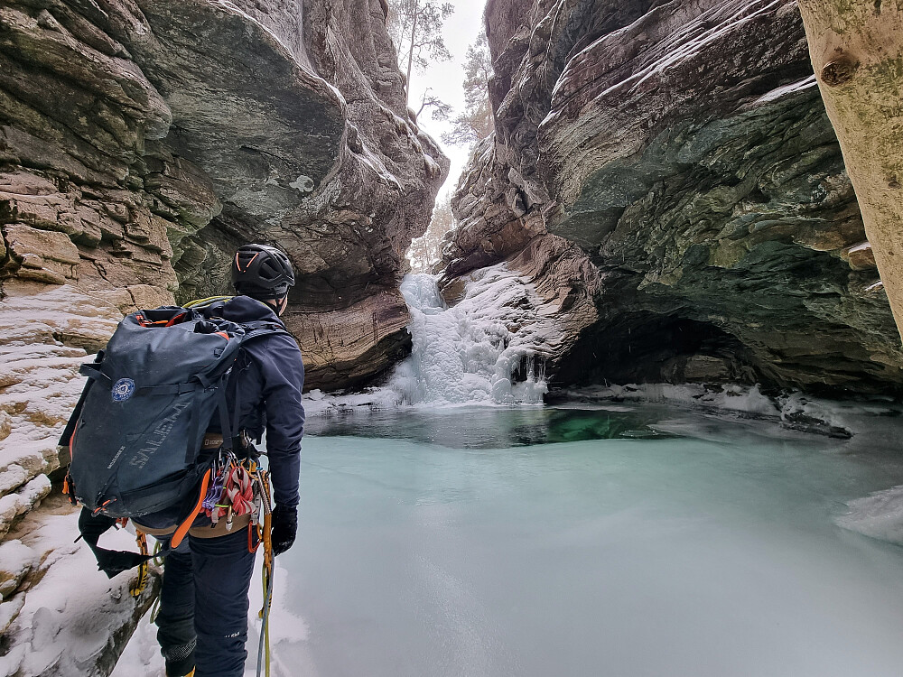 Hit, men ikke lenger. Måtte omgå på høyre side via skogen.