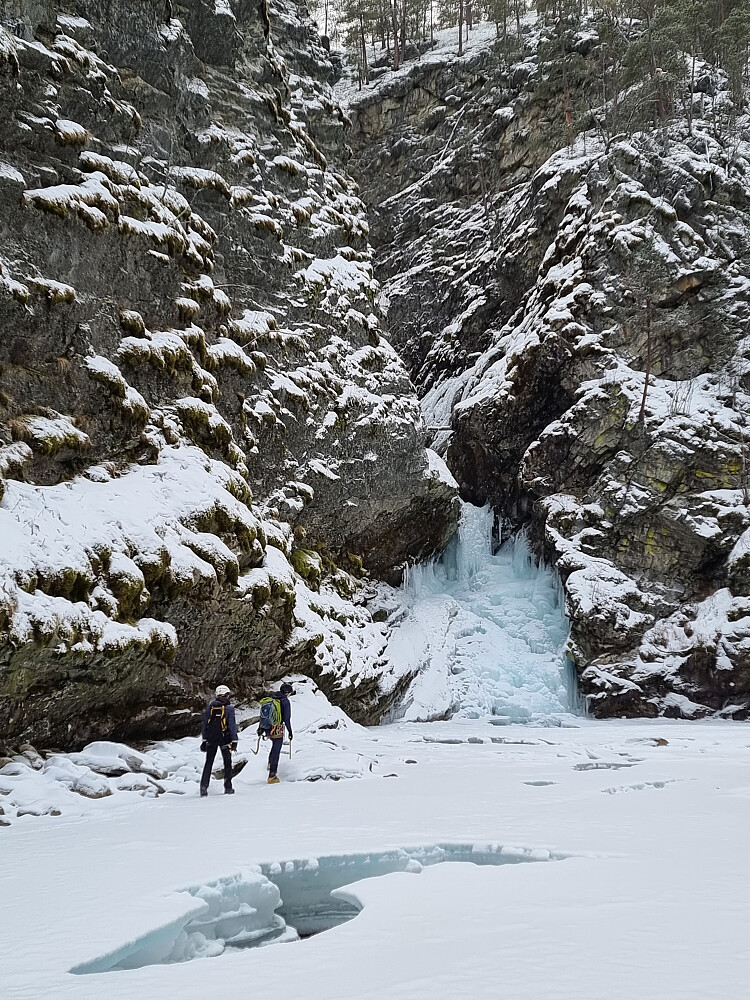 Første del av siste passasje med isklatring.