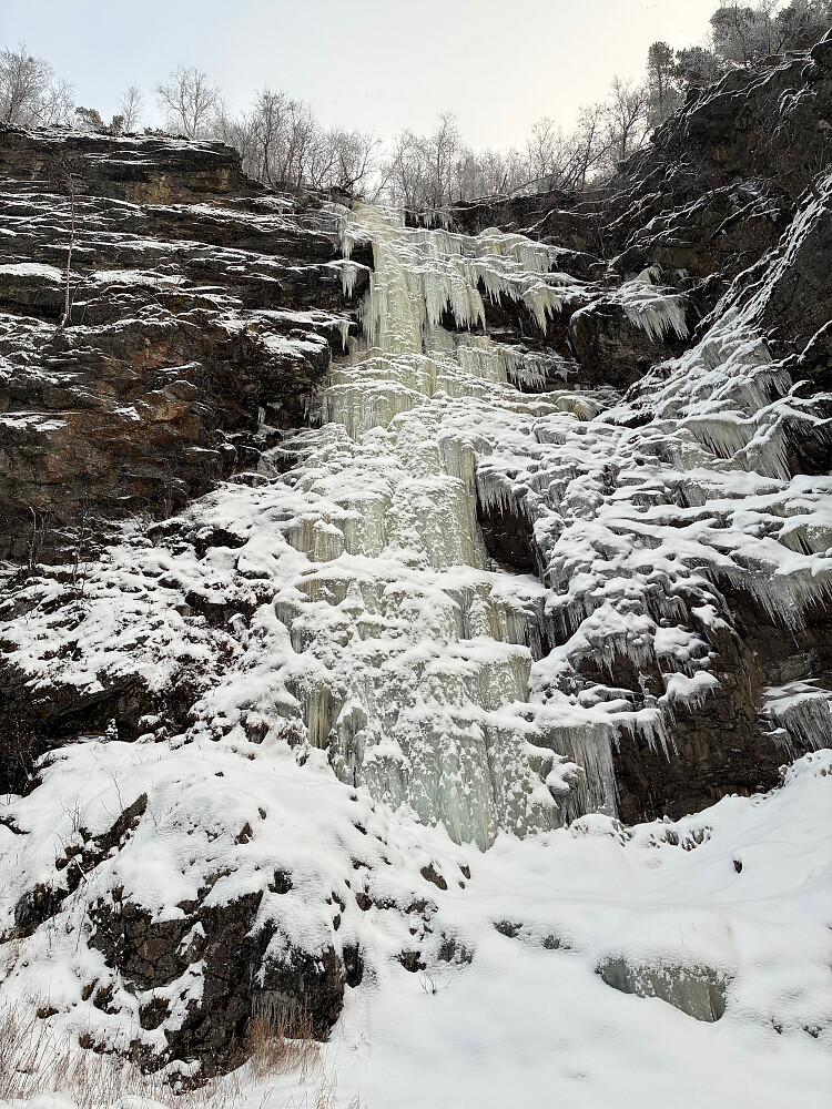 Bratt klatring på østsiden av Aura et stykke inn i juvet før elvemøtet med Spildra.