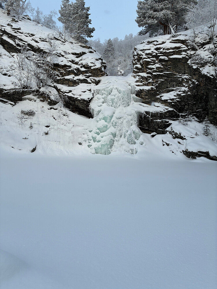Åsfossen og Åshølen.
