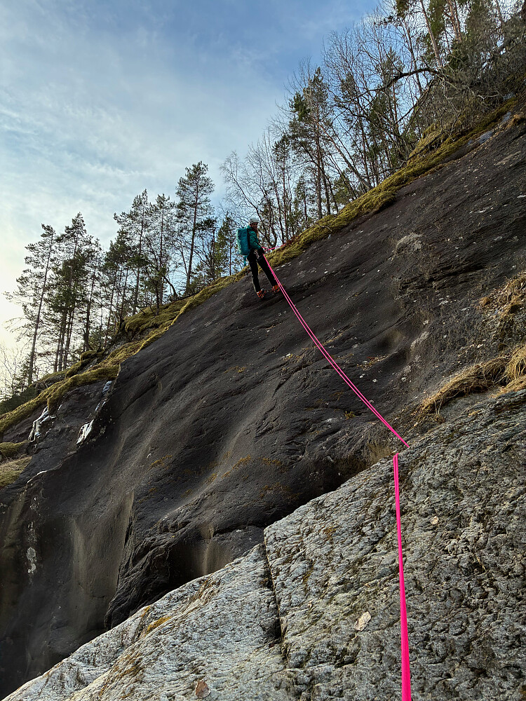 Skrå rappell ned i bekken igjen.
