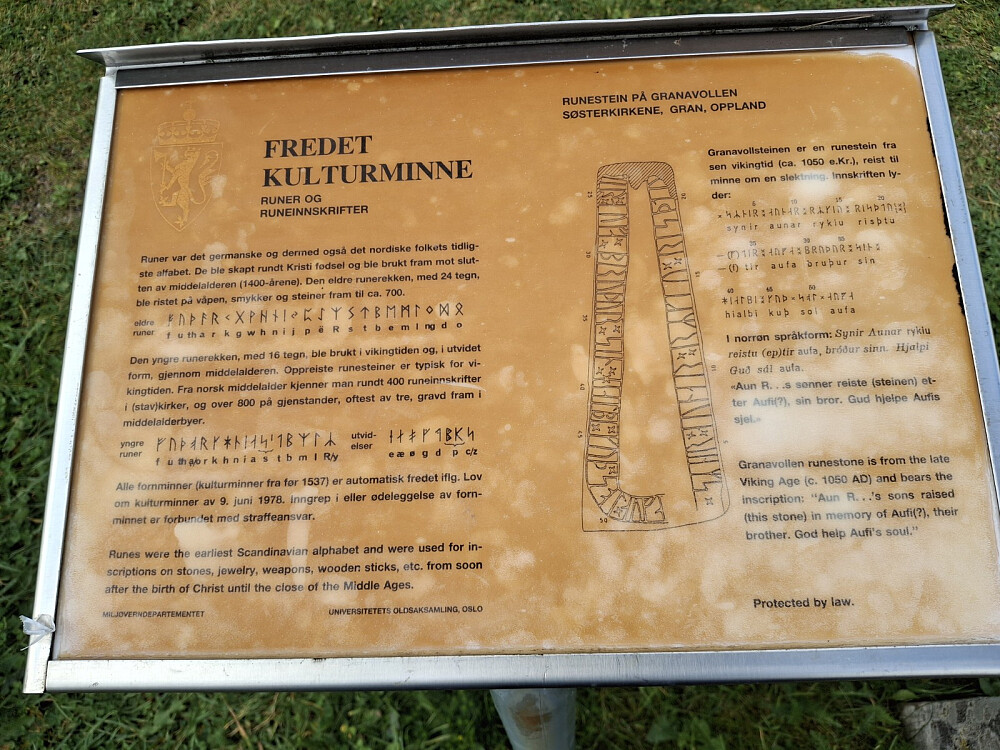 INFO om runestein fra 1050 på kirkegården