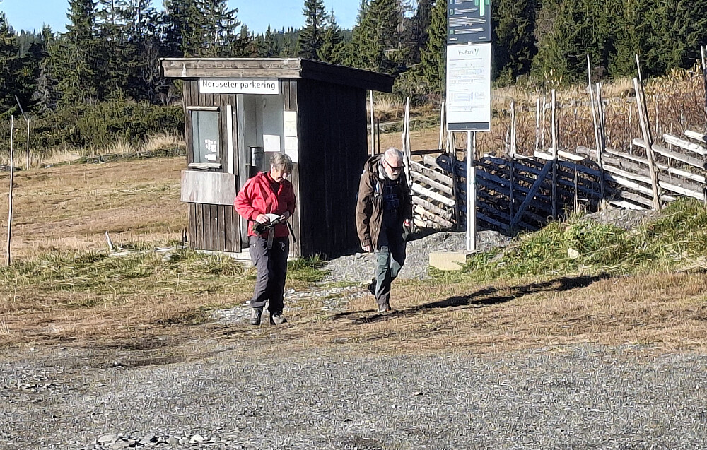 Marit og Helge kommer tilbake til bilen