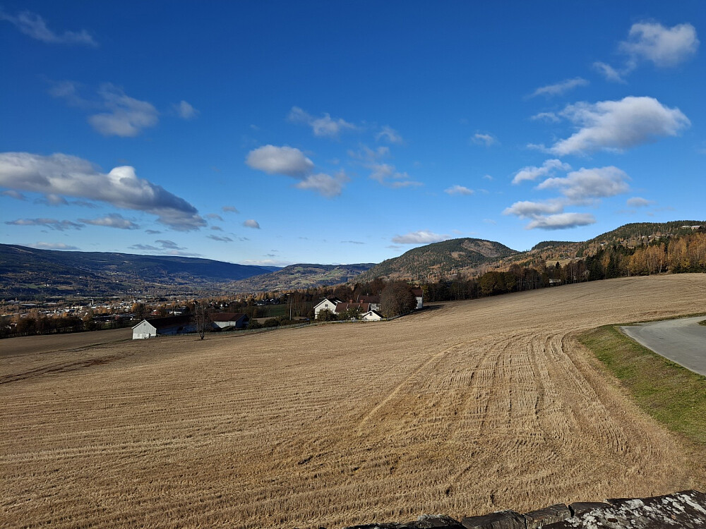 Over Lysgårdsjordet mot Balbergkampen