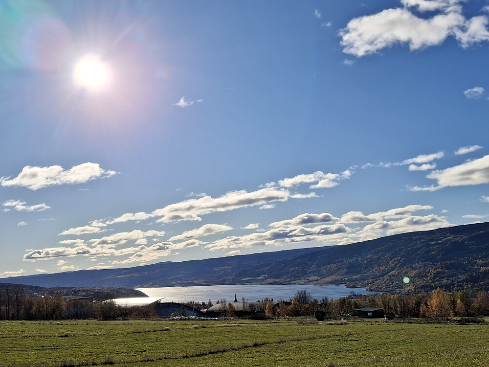 Over Lysgårdsjordet mot byen og Mjøsa