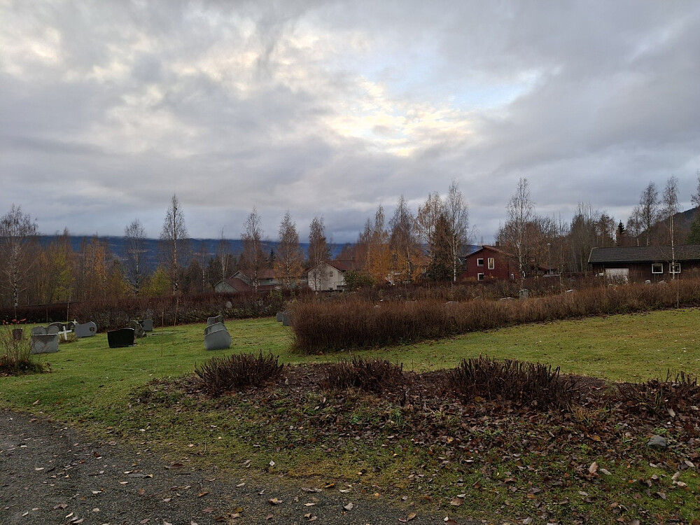Glimt av sol, Nordre Ål kirkegård