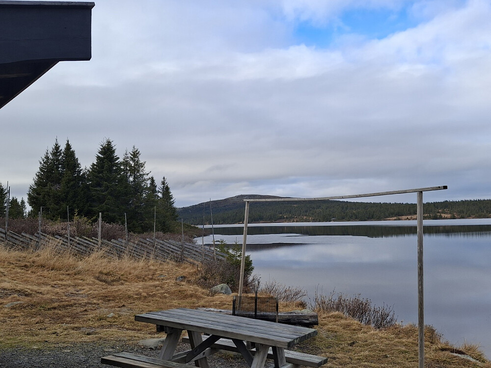 Ved Nevelvatnet gapahuk