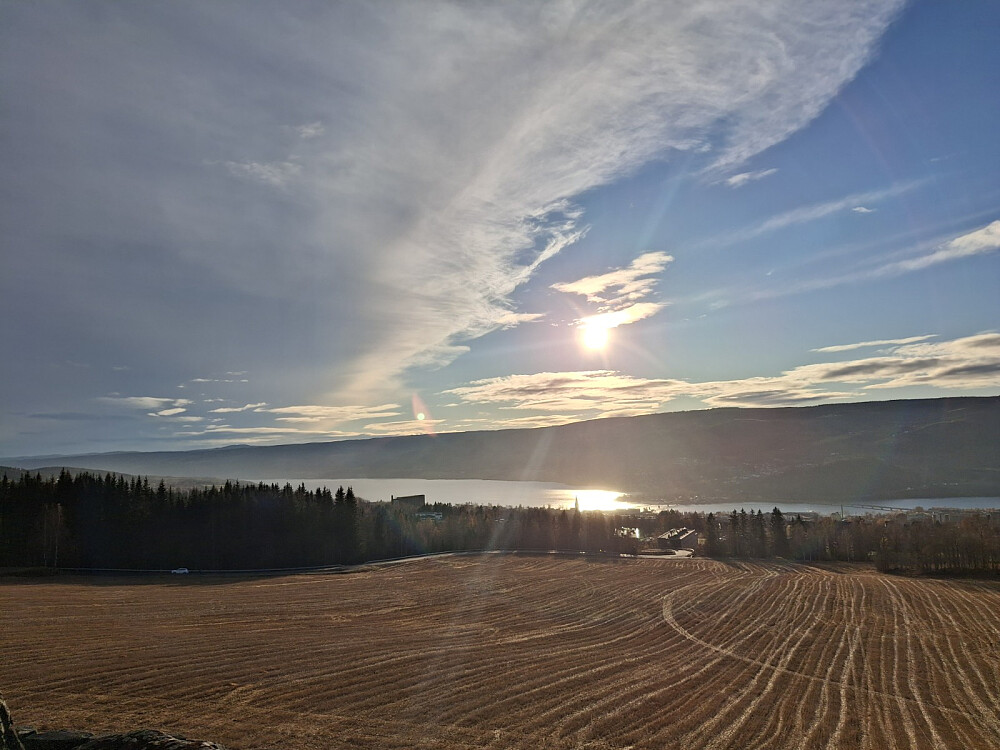 Over Lysgårdsjordet motbyen og Mjøsa