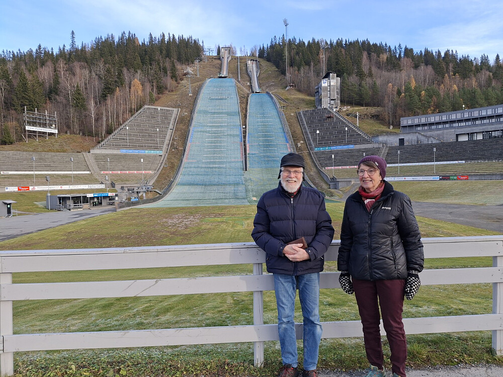 Marit og Helge foran hoppbakkene