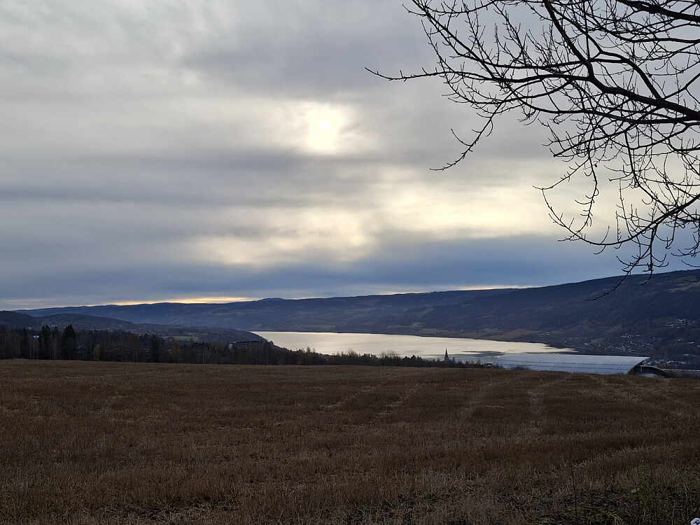 Over Lysgårdsjordet mot Mjøsa