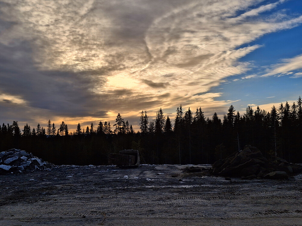 Ved parkeringa, klarner opp