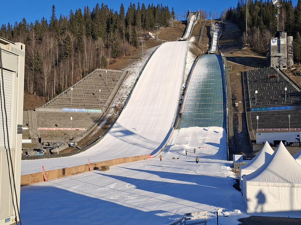 Lysgårdsbakken, skimter en hopper som lander