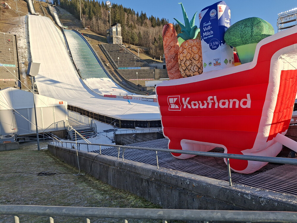 Reklame for tysk melk og en hopper på sletta