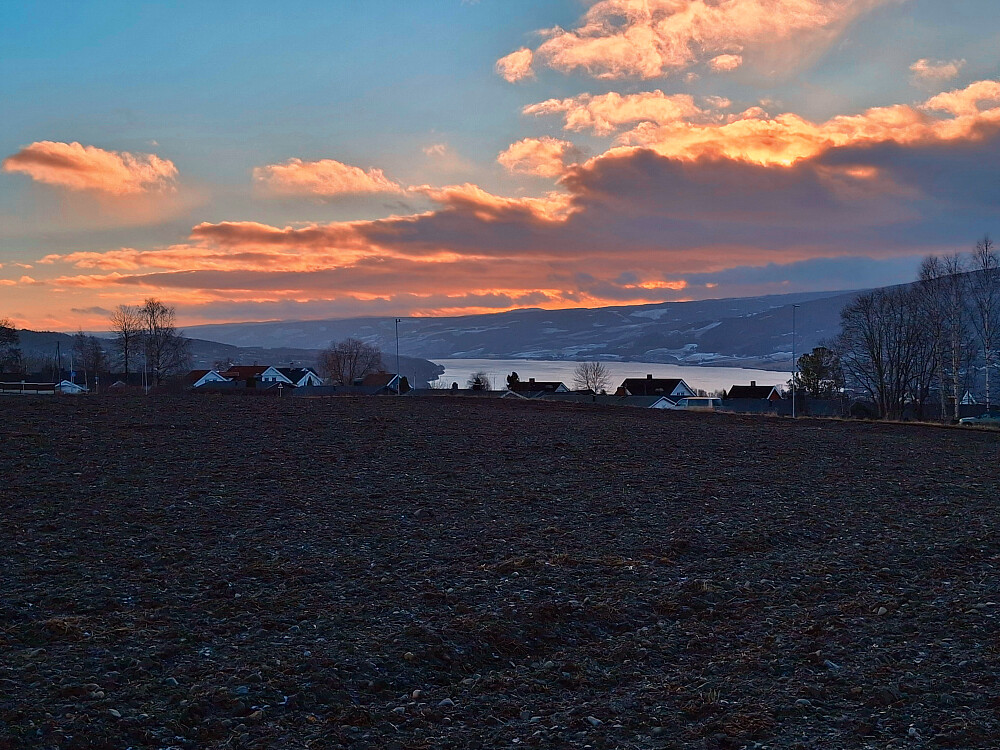 Over Skårsetjordet, fra Kvernhusvegen