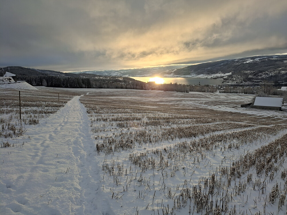 Sol midt i Mjøsa, fra Lysgårdsjordet