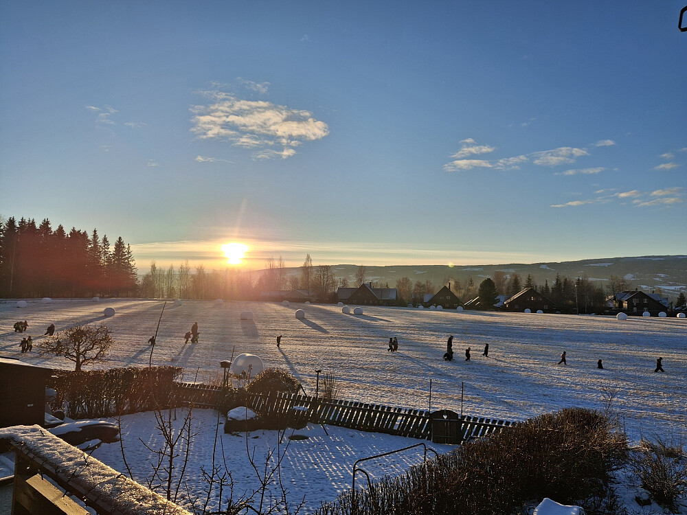 Solnedgang i Blestervegen,barnehage på tur
