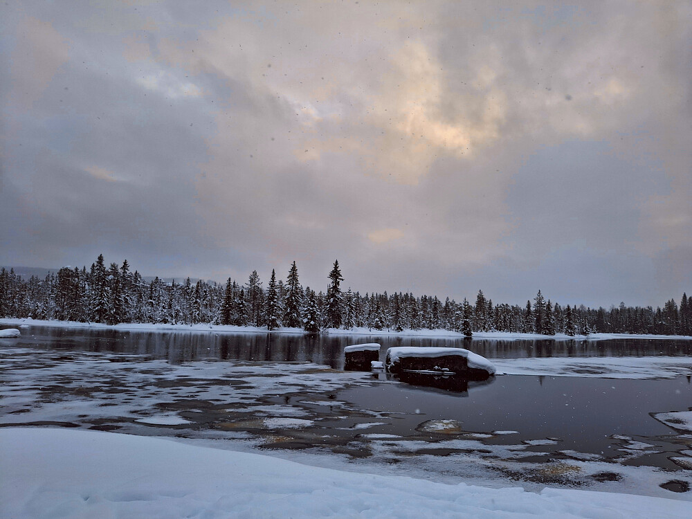 Mesnaelva ved Bottilflø, det klarner opp litt