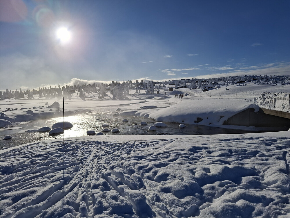 Frostrøyk ved starten på Fjellelva ved Kroksjøen