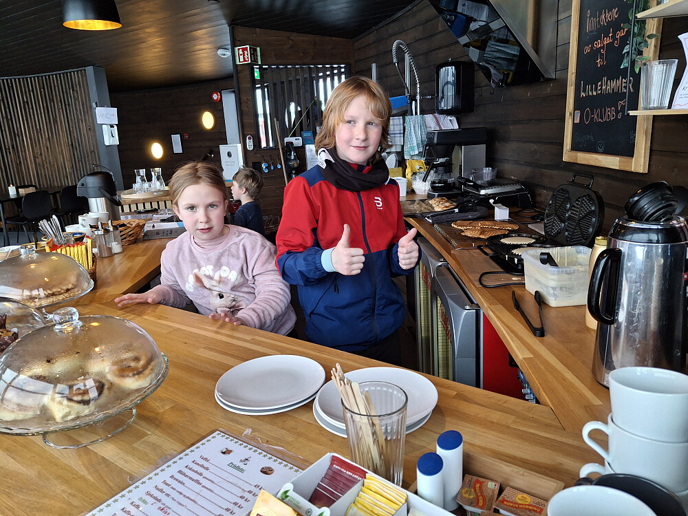 Fint vertskap på kafeen