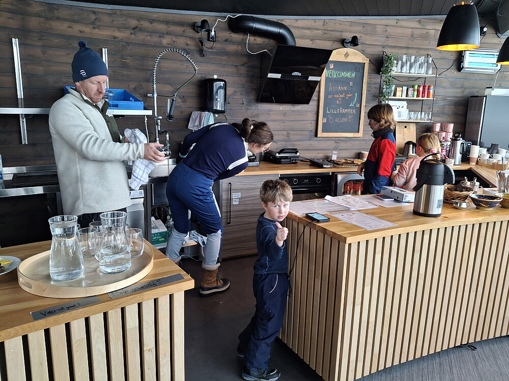 Fint vertskap på kafeen