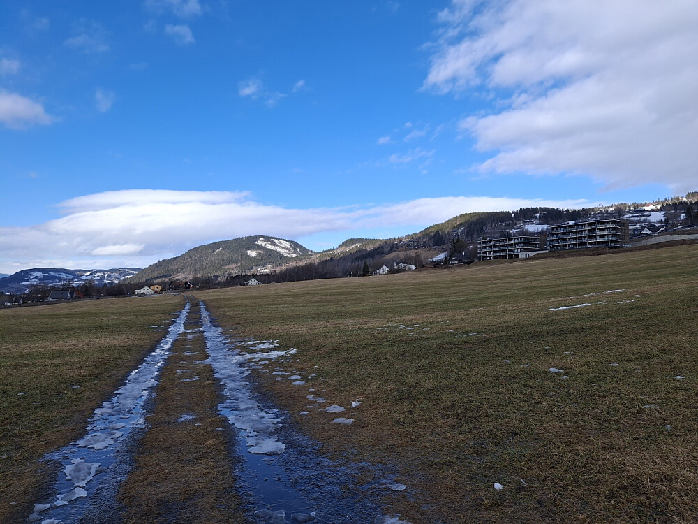 Mot Balbergkampen fra Randgårdsjordet