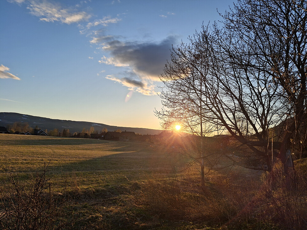 Sola går ned kvart på ni