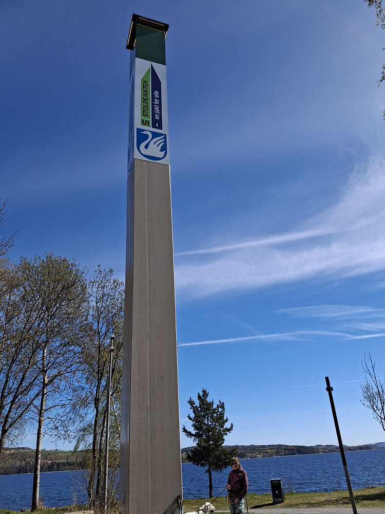 Anne Grete og Trym ved Monolittstolpen