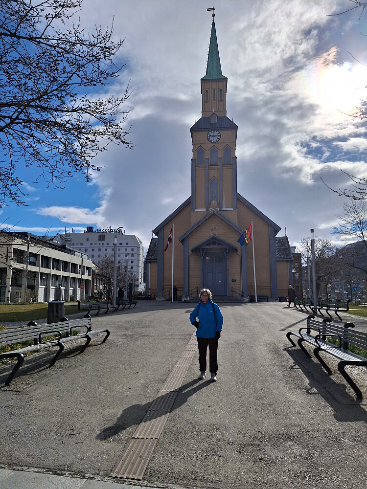 Utenfor Tromsø domkirke