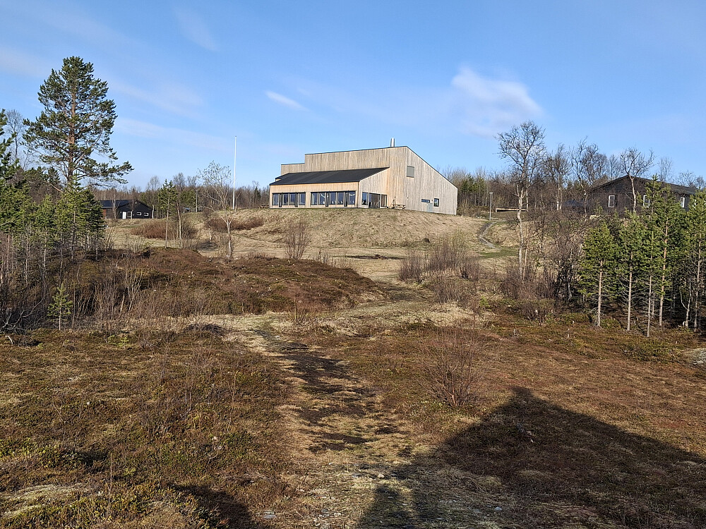 Fra bålhytta mot hovedhuset på Skoghus leirsted