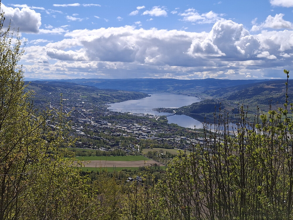 Mot byen og Mjøsa
