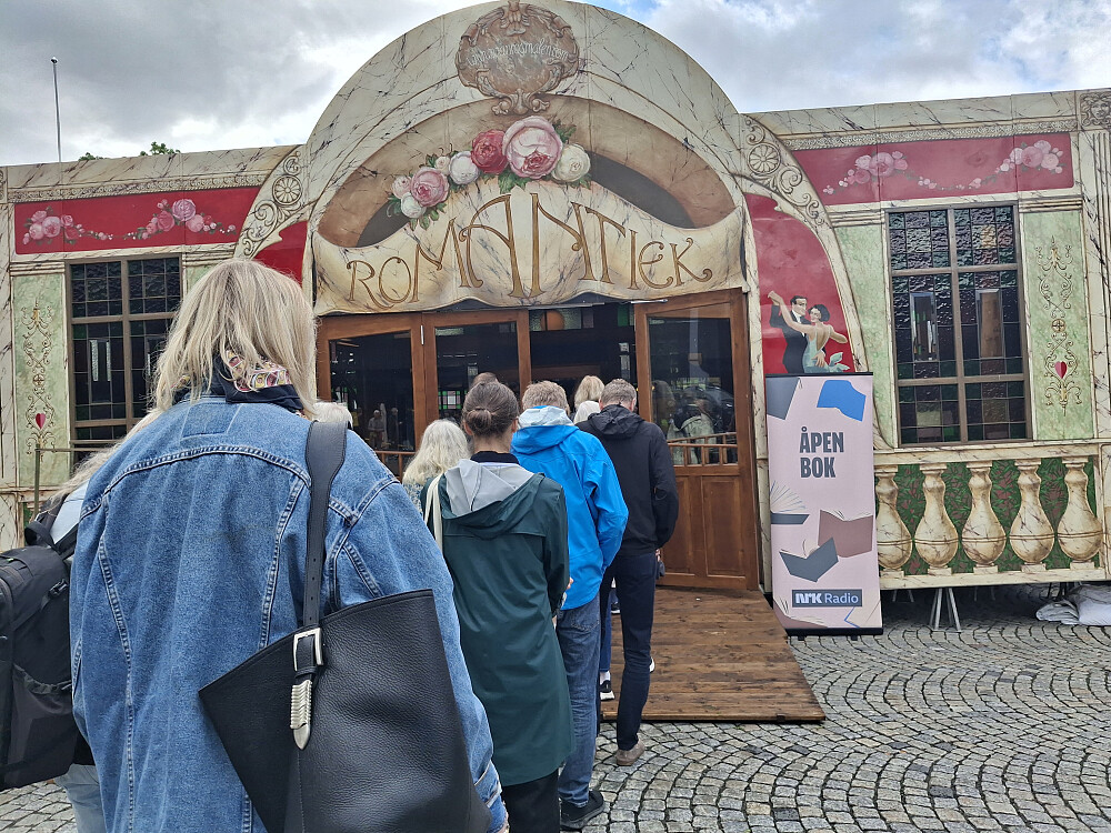 I kø for å komme inn i festivalteltet